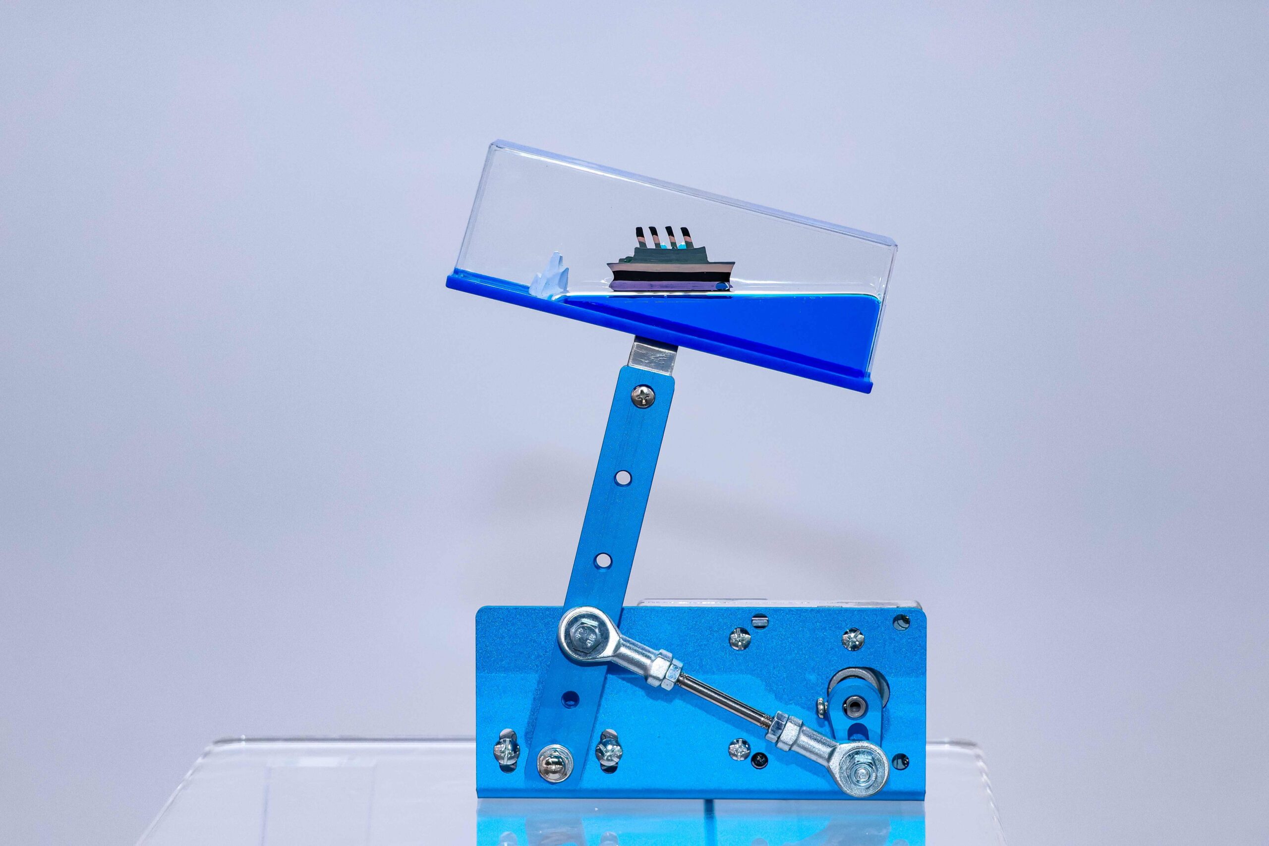 Frederik Foert, Die Ratten verlassen das sinkende Schiff, Installation, 2025